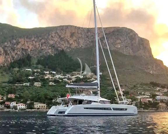 LOOMA - At anchor