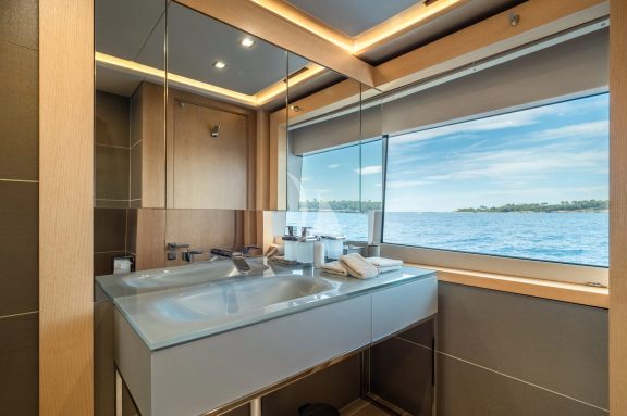 VIP cabin (starboard) en suite bathroom