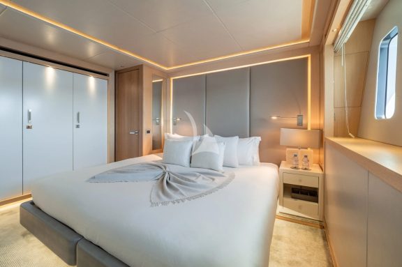 Double/twin convertible cabin (portside)