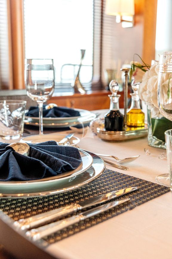 Main deck dining - Detail