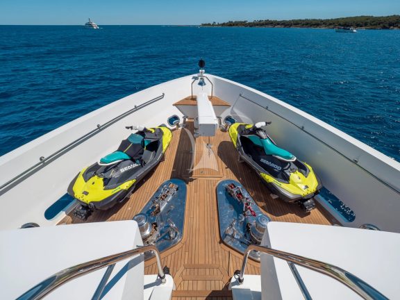 Bow with jetskis