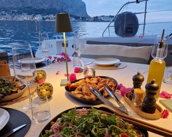 LOOMA - Dinner on board
