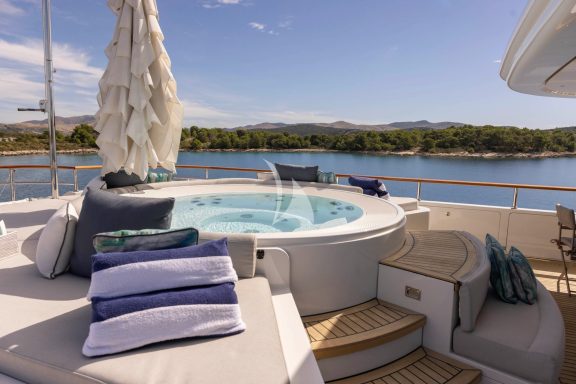 Sundeck Jacuzzi