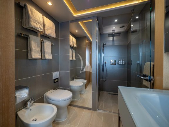 VIP cabin (starboard) en suite bathroom