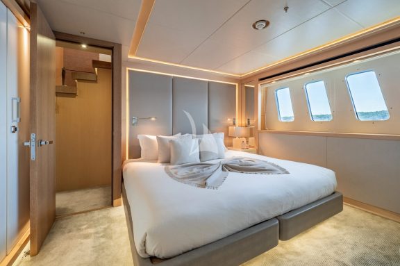 Double/twin convertible cabin (portside)