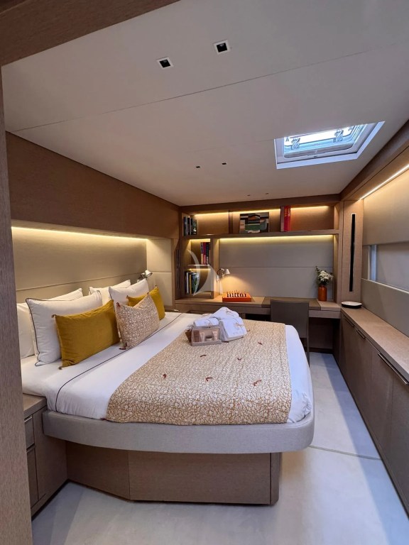 Image of REVE BLEU yacht #18