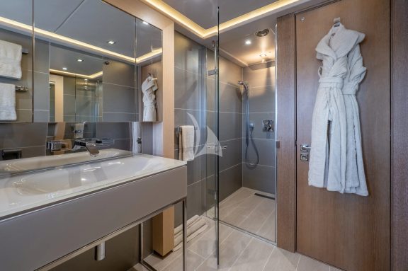 Double/twin convertible cabin (starboard) en suite bathroom
