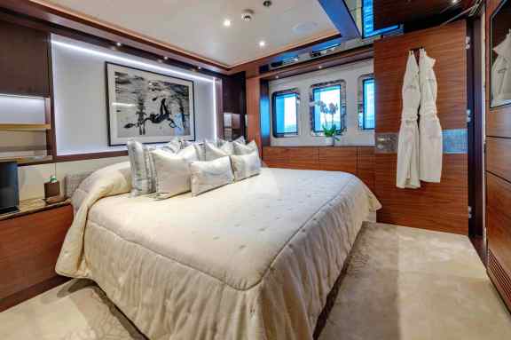 Double cabin port