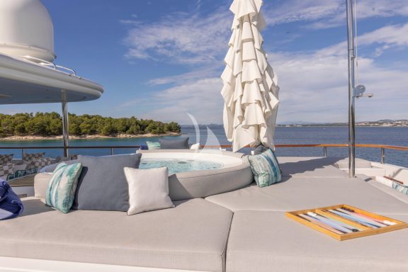 Sundeck Jacuzzi & sunpads