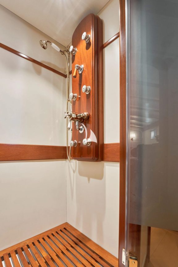Image of ELENA of LONDON yacht #24