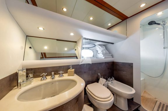 Image of WHITEHAVEN yacht #3