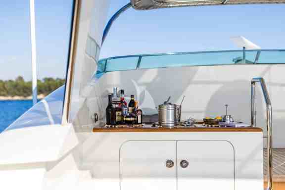 Flybridge bar