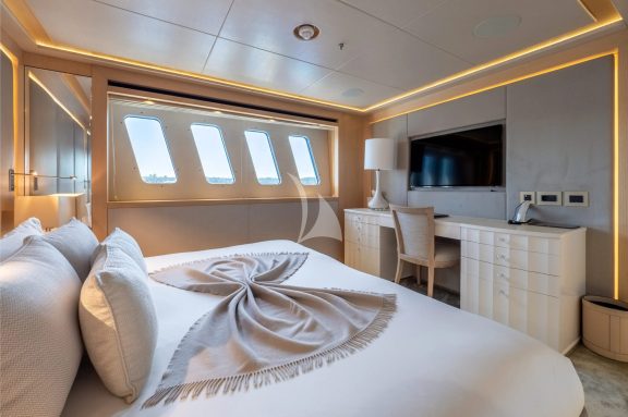 Double/twin convertible cabin (portside)