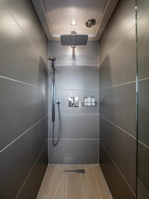 VIP cabin (starboard) en suite bathroom