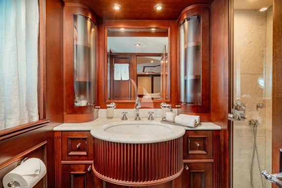 Double cabin en suite bathroom