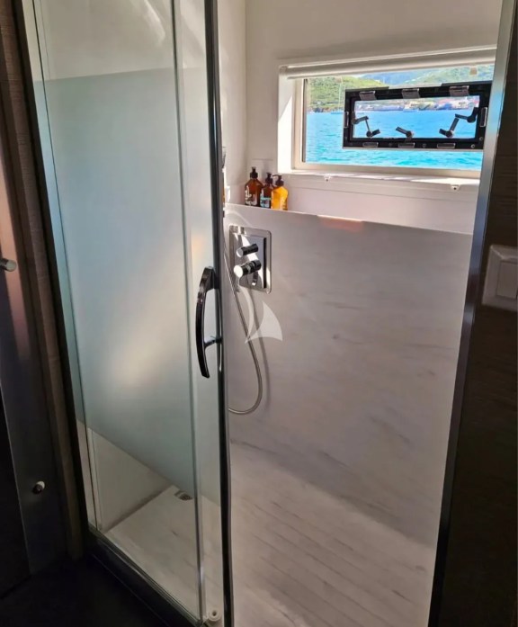LOOMA - Guests shower