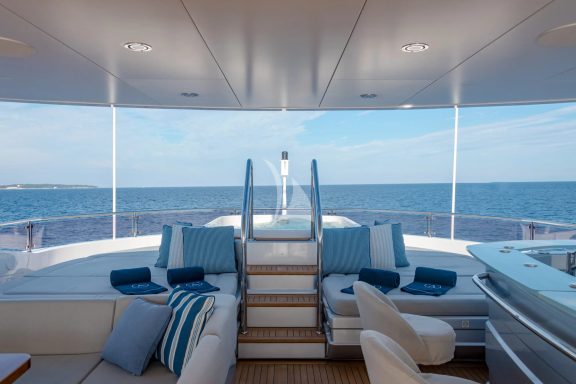 Sun deck Jacuzzi