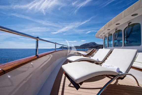 Sun deck forward