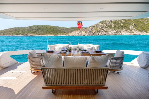 Main deck dining/lounge