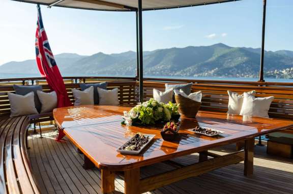 Image of OVER THE RAINBOW OF LONDON yacht #4