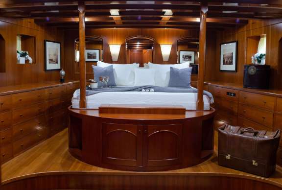 Image of OVER THE RAINBOW OF LONDON yacht #6