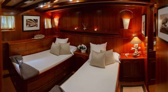 Image of OVER THE RAINBOW OF LONDON yacht #8