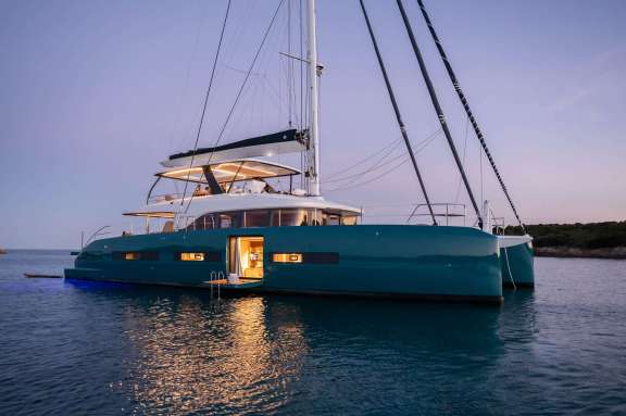 Lagoon Eighty2 sistership