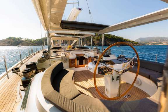 Helm position with surrounding seating