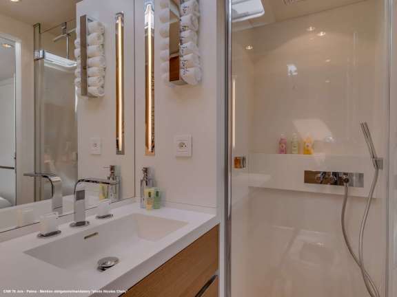 En-suite portside bathroom