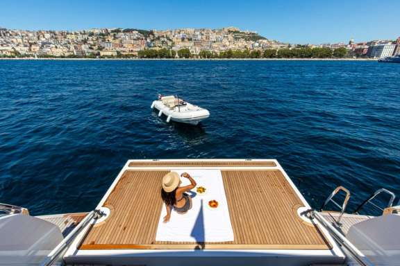 Retractable beach club