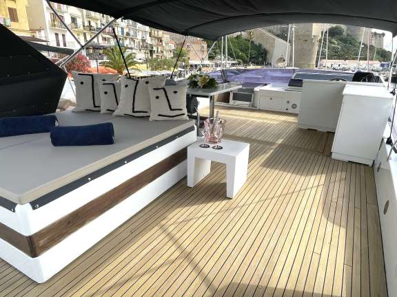 Flybridge sunbed