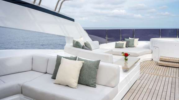 NAVIS ONE Jacuzzi on Flybridge