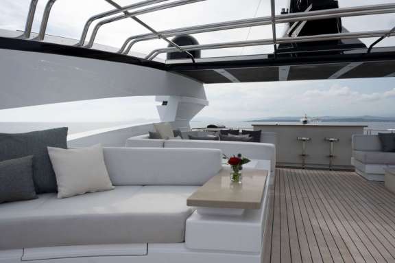 NAVIS ONE Flybridge Looking Aft to Bar
