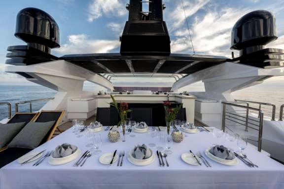NAVIS ONE Top Deck Dining