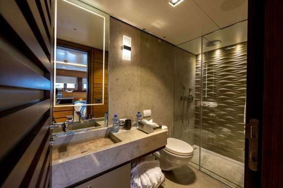 NAVIS ONE Twin Bathroom