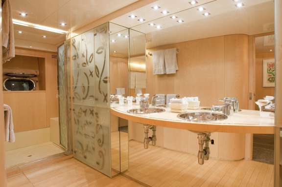 Coca VI - Full beam master stateroom - 2025