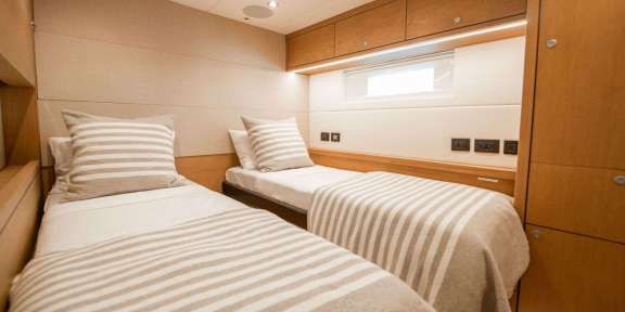 Image of CHAMPAGNE HIPPY yacht #9