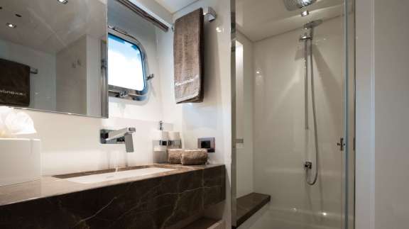Twin Cabin bathroom
