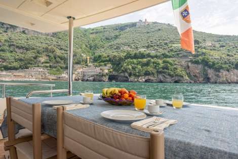 Review img # 3 of the yacht FOREVER ROSANNA